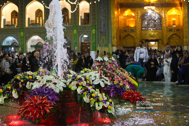 گل‌آرایی حرم مطهر رضوی در آستانه میلاد امام رضا (ع)