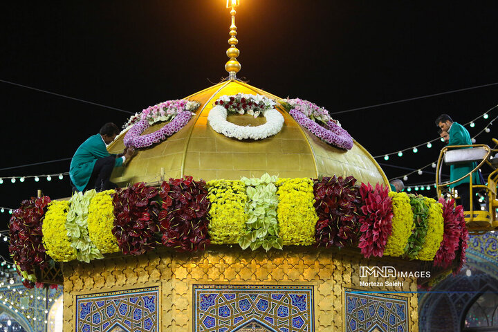 گل‌آرایی حرم مطهر رضوی در آستانه میلاد امام رضا (ع)