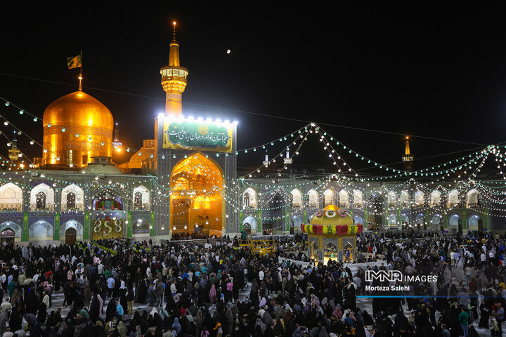 گل‌آرایی حرم مطهر رضوی در آستانه میلاد امام رضا (ع)