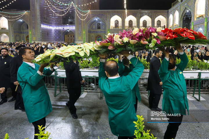 گل‌آرایی حرم مطهر رضوی در آستانه میلاد امام رضا (ع)