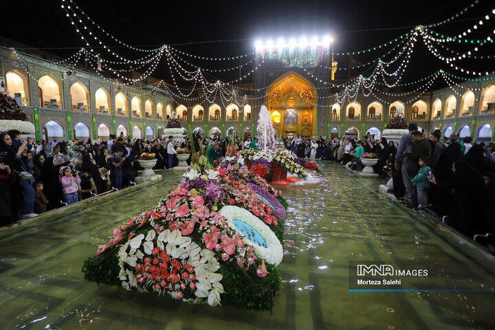 گل‌آرایی حرم مطهر رضوی در آستانه میلاد امام رضا (ع)