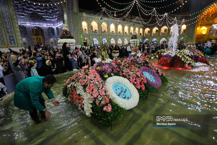 گل‌آرایی حرم مطهر رضوی در آستانه میلاد امام رضا (ع)