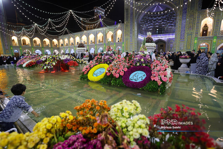 گل‌آرایی حرم مطهر رضوی در آستانه میلاد امام رضا (ع)