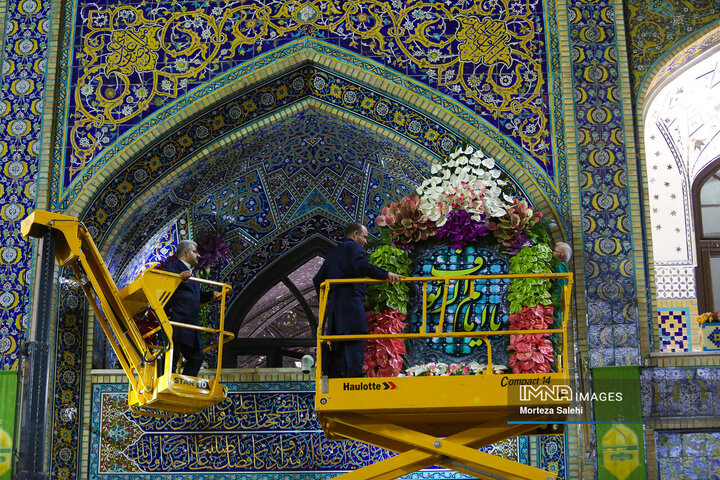 گل‌آرایی حرم مطهر رضوی در آستانه میلاد امام رضا (ع)