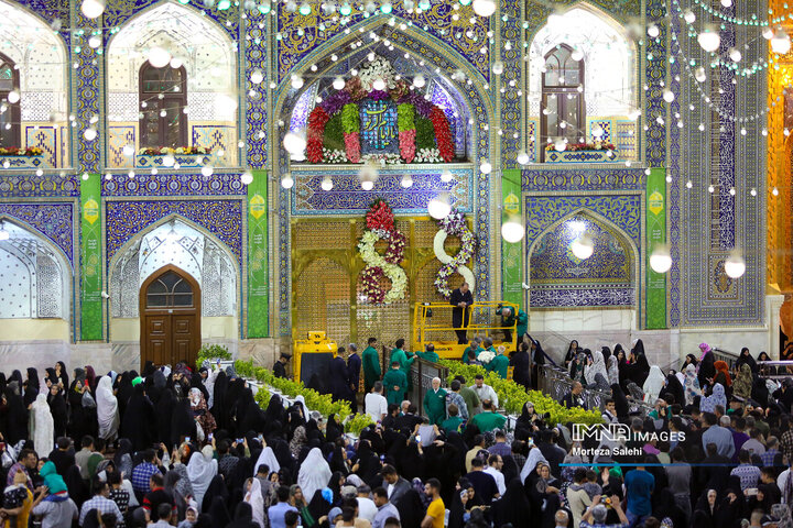 گل‌آرایی حرم مطهر رضوی در آستانه میلاد امام رضا (ع)