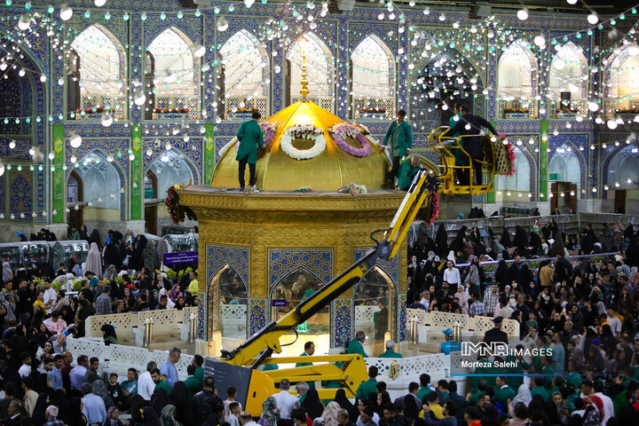 گل‌آرایی حرم مطهر رضوی در آستانه میلاد امام رضا (ع)