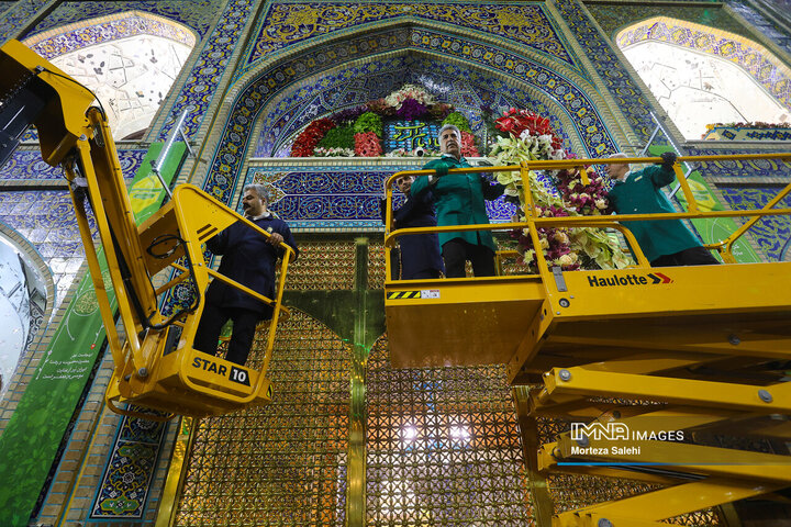 گل‌آرایی حرم مطهر رضوی در آستانه میلاد امام رضا (ع)