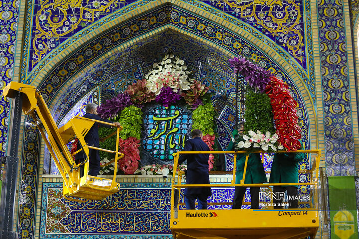 گل‌آرایی حرم مطهر رضوی در آستانه میلاد امام رضا (ع)