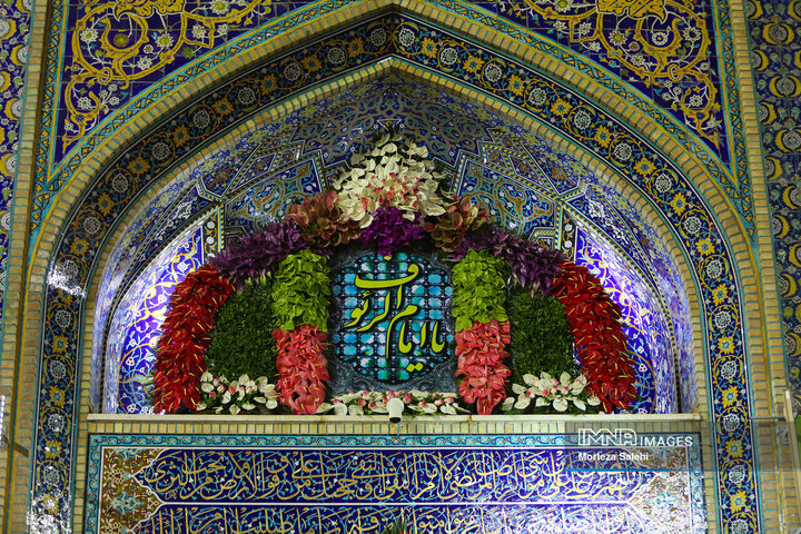 گل‌آرایی حرم مطهر رضوی در آستانه میلاد امام رضا (ع)