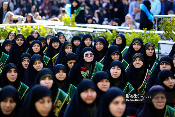 آیین تعویض پرچم گنبد بارگاه ملکوتی امام رضا (ع)