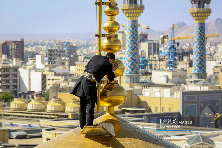 آیین تعویض پرچم گنبد بارگاه ملکوتی امام رضا (ع)