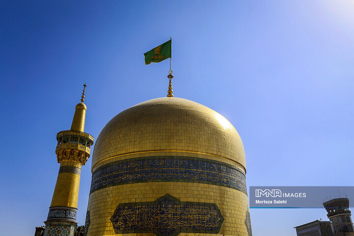 آیین تعویض پرچم گنبد بارگاه ملکوتی امام رضا (ع)