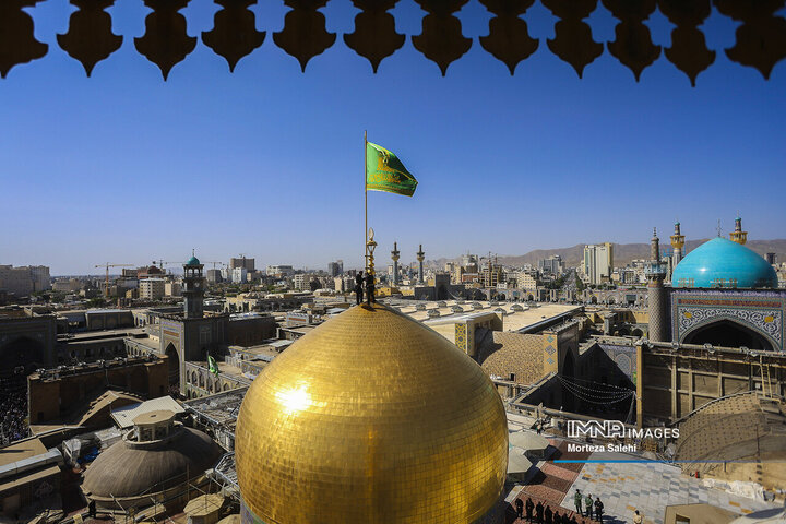 آیین تعویض پرچم گنبد بارگاه ملکوتی امام رضا (ع)