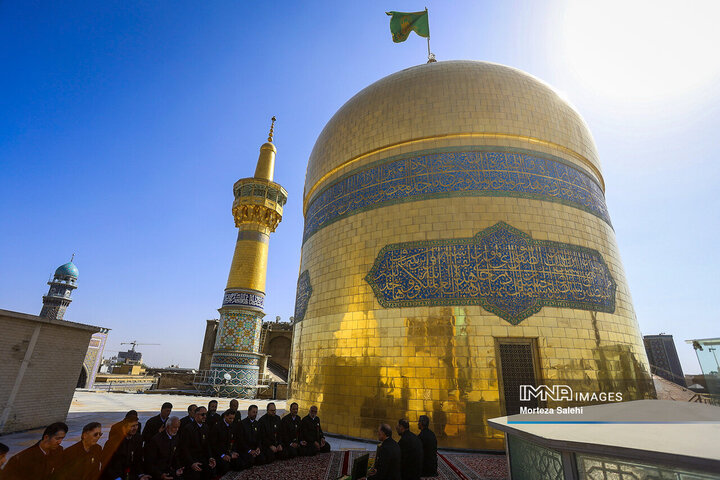 آیین تعویض پرچم گنبد بارگاه ملکوتی امام رضا (ع)