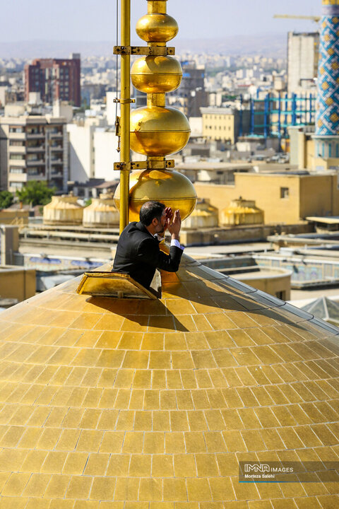 آیین تعویض پرچم گنبد بارگاه ملکوتی امام رضا (ع)