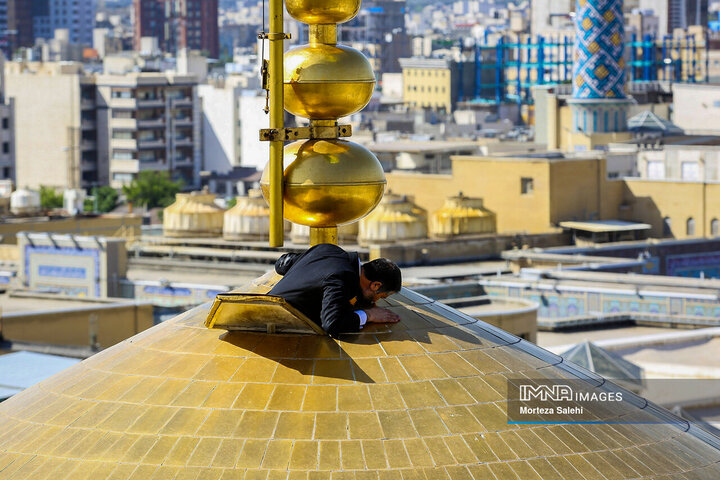 آیین تعویض پرچم گنبد بارگاه ملکوتی امام رضا (ع)