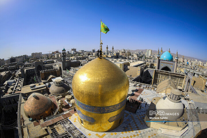 آیین تعویض پرچم گنبد بارگاه ملکوتی امام رضا (ع)