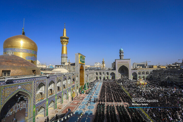 آیین تعویض پرچم گنبد بارگاه ملکوتی امام رضا (ع)