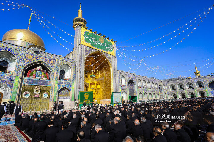 آیین تعویض پرچم گنبد بارگاه ملکوتی امام رضا (ع)