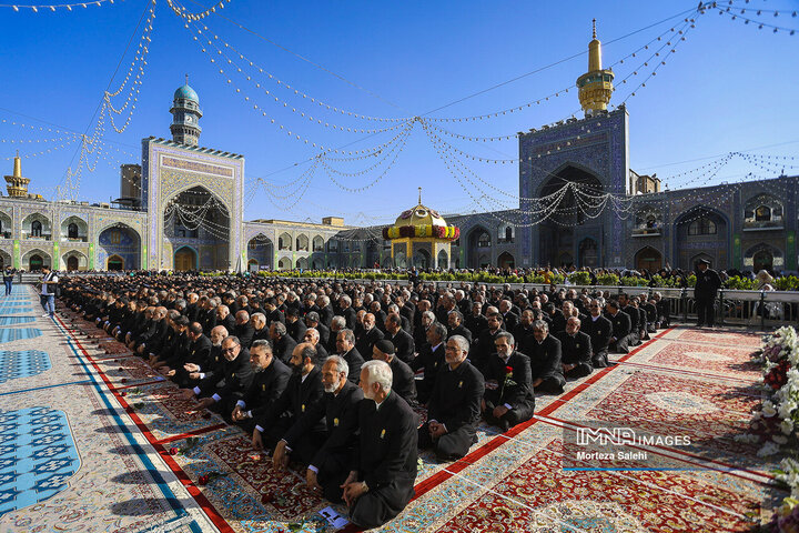 آیین تعویض پرچم گنبد بارگاه ملکوتی امام رضا (ع)