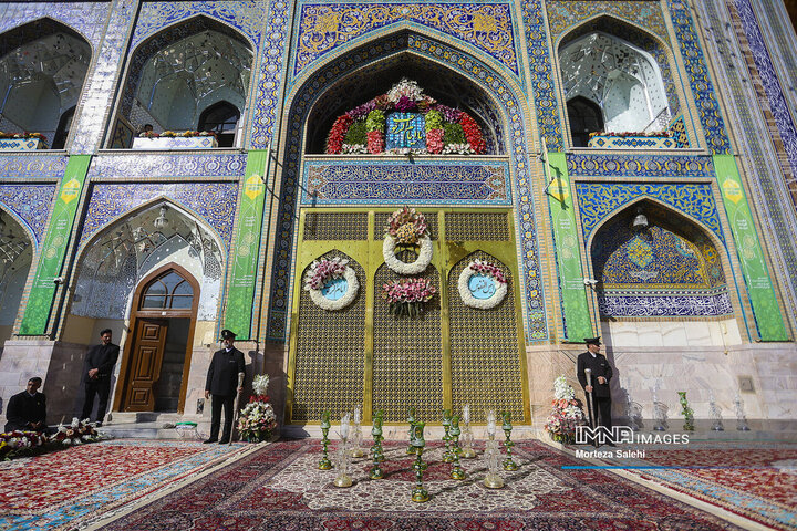 آیین تعویض پرچم گنبد بارگاه ملکوتی امام رضا (ع)