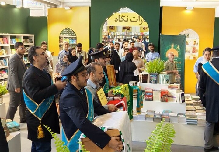 استقبال مردم از پرچم امام رضا (ع) در نمایشگاه کتاب