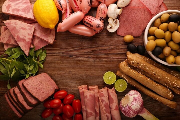 خطرات مصرف سوسیس و کالباس فاسد