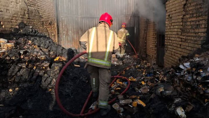 مصدوم شدن آتش‌نشان تهرانی در حادثه حریق انبار اسباب بازی+ عکس