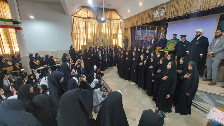 هدایای شاه خراسان به دانش‌آموزان نایینی و زندانیان شرق اصفهان در دهه کرامت + فیلم