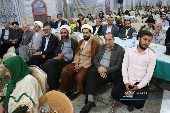 تجلیل از هنرمندان حرم رضوی در اصفهان