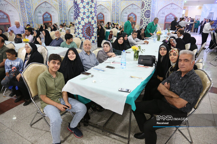 تجلیل از هنرمندان حرم رضوی در اصفهان