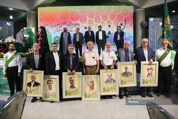 تجلیل از هنرمندان حرم رضوی در اصفهان