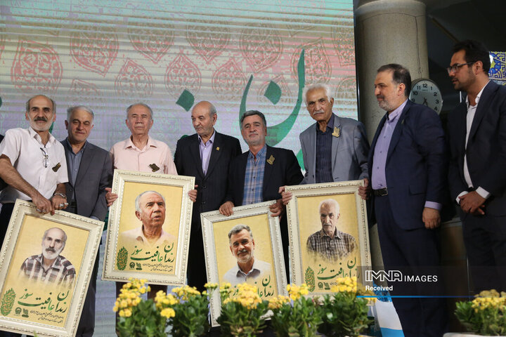 تجلیل از هنرمندان حرم رضوی در اصفهان