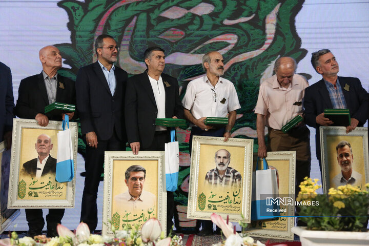 تجلیل از هنرمندان حرم رضوی در اصفهان