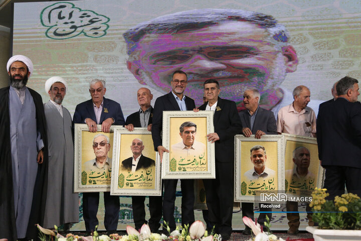 تجلیل از هنرمندان حرم رضوی در اصفهان