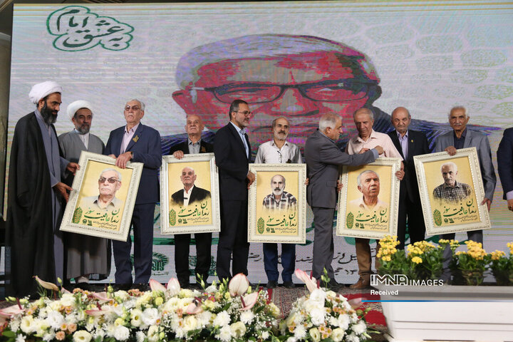 تجلیل از هنرمندان حرم رضوی در اصفهان