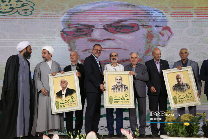 تجلیل از هنرمندان حرم رضوی در اصفهان