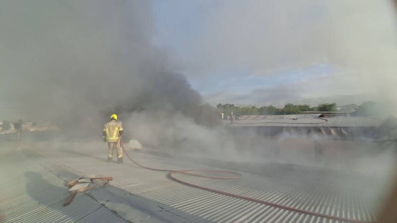 مصدوم شدن آتشنشان تهرانی در حادثه حریق انبار اسباب بازی+ عکس