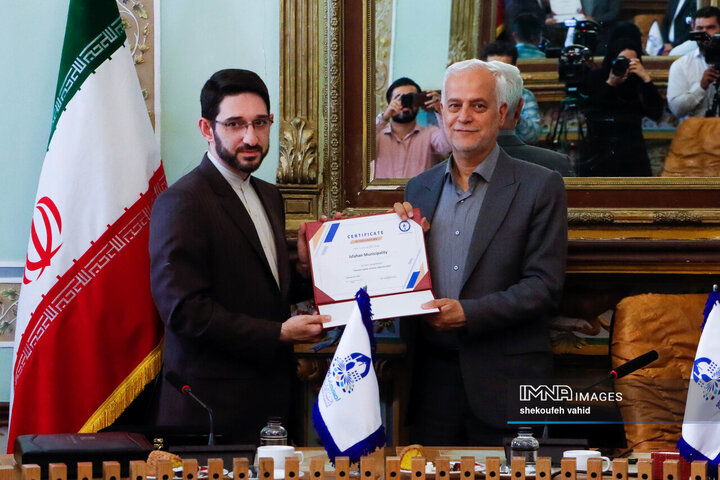 آئین اهدای تندیس یادبود انتخاب شهر اصفهان به‌عنوان پایتخت گردشگری شهرهای آسیایی