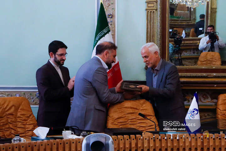 آئین اهدای تندیس یادبود انتخاب شهر اصفهان به‌عنوان پایتخت گردشگری شهرهای آسیایی