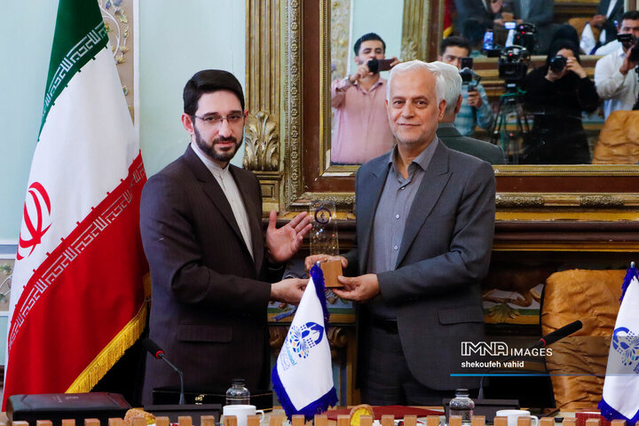 آئین اهدای تندیس یادبود انتخاب شهر اصفهان به‌عنوان پایتخت گردشگری شهرهای آسیایی