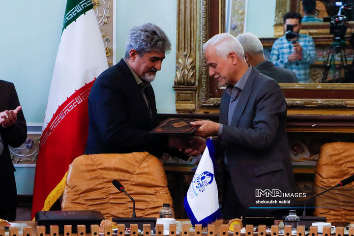 آئین اهدای تندیس یادبود انتخاب شهر اصفهان به‌عنوان پایتخت گردشگری شهرهای آسیایی