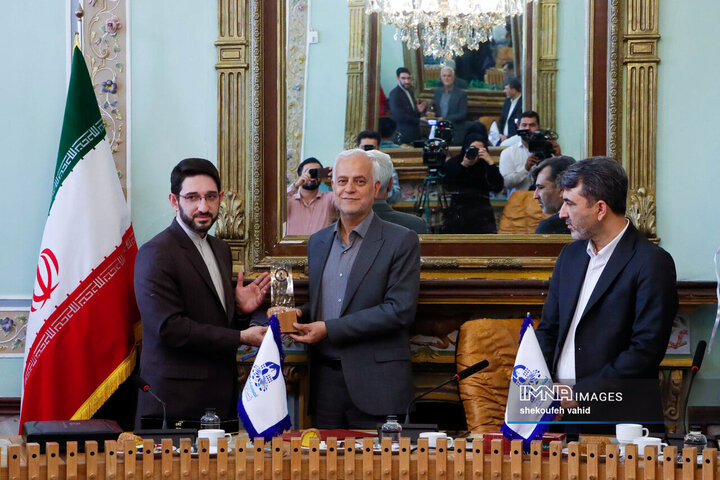 آئین اهدای تندیس یادبود انتخاب شهر اصفهان به‌عنوان پایتخت گردشگری شهرهای آسیایی