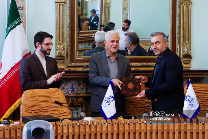 آئین اهدای تندیس یادبود انتخاب شهر اصفهان به‌عنوان پایتخت گردشگری شهرهای آسیایی