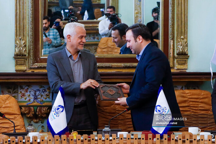 آئین اهدای تندیس یادبود انتخاب شهر اصفهان به‌عنوان پایتخت گردشگری شهرهای آسیایی