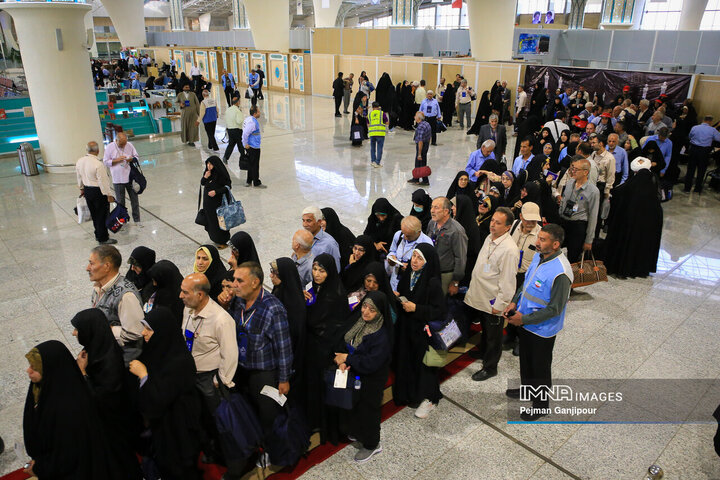 نخستین گروه زائران زنجانی به سرزمین وحی اعزام شدند