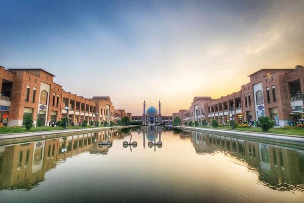 زیر ساخت های شهری و مراکز خدماتی گسترده