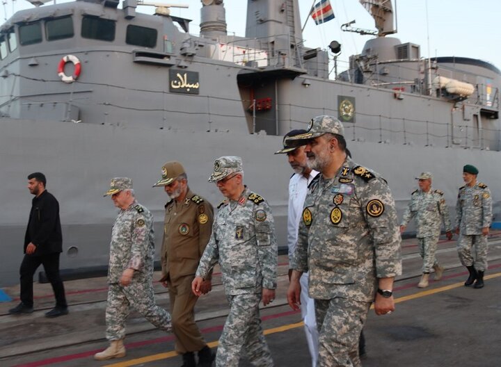 بازدید سرلشکر باقری از کارخانه‌های نیروی دریایی ارتش در بندرعباس