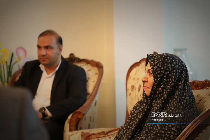 دیدار شهردار اصفهان با خانواده شهید شیرودی
