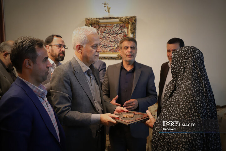دیدار شهردار اصفهان با خانواده شهید شیرودی